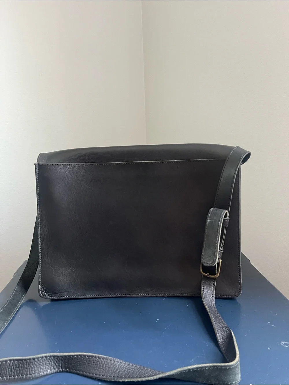 Parker Clay Austin Full-Grain Leather Messenger Bag – Black
